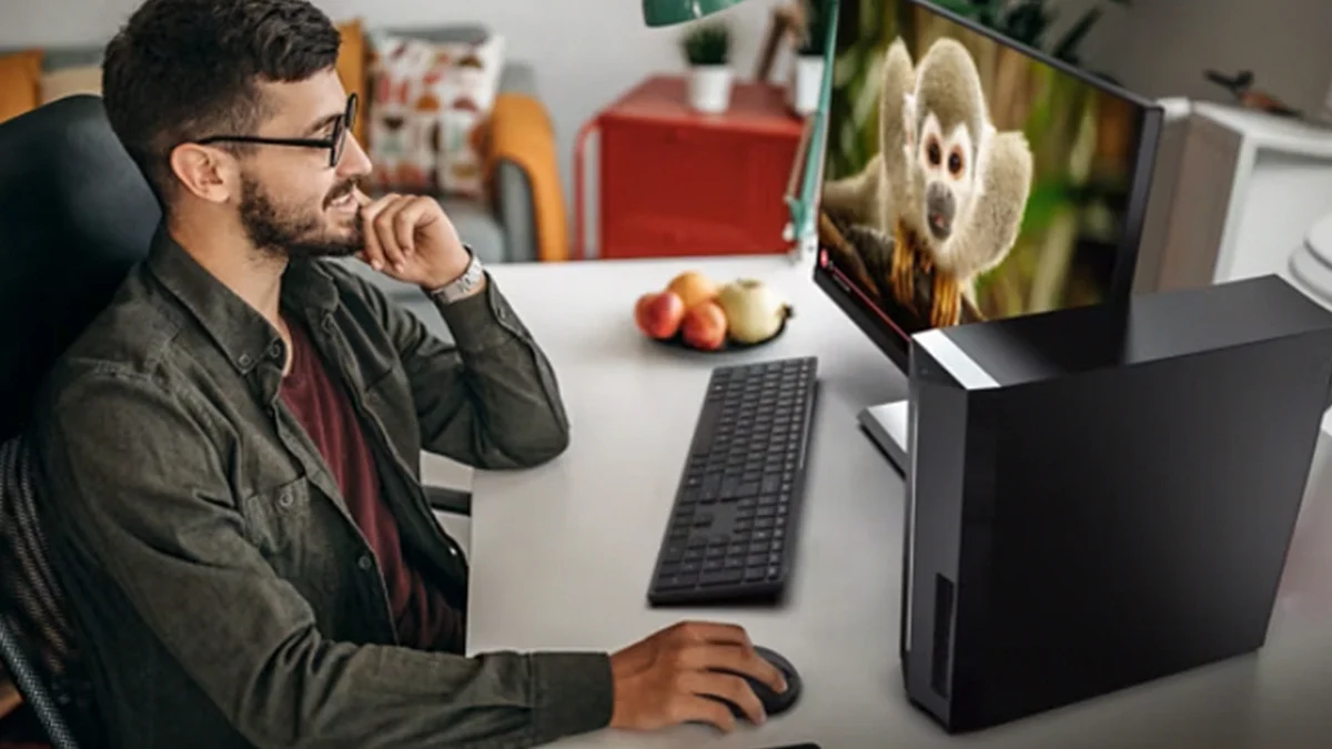 Man sitting in his home office and using the Acer 澳洲幸运五开奖官网开奖结果 Aspire TC Desktop. 